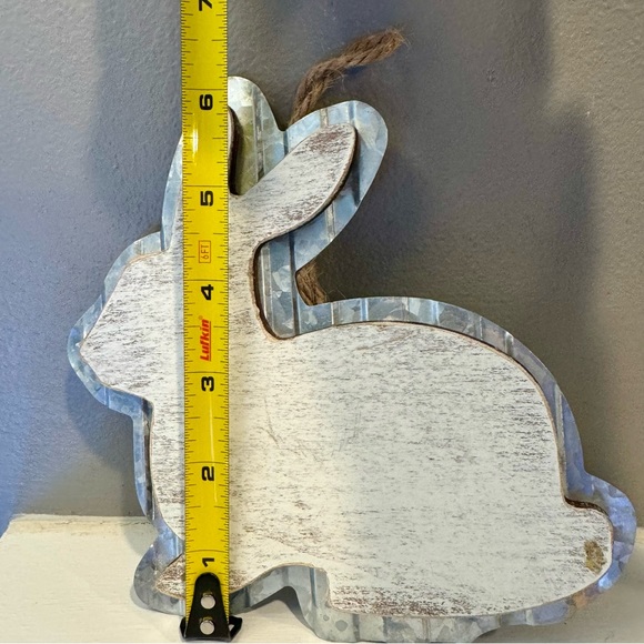 Bunny rabbit primitive style decor. Wood rabbit attached to metal tin rabbit - Picture 9 of 9